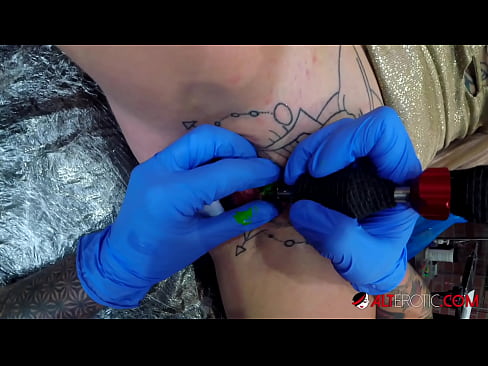 ❤️ Extremamente tatuada, a brasa Sully Savage fez uma tatuagem em seu clítoris ️ Porno vídeo em pt-br.pornoreino-com.ru